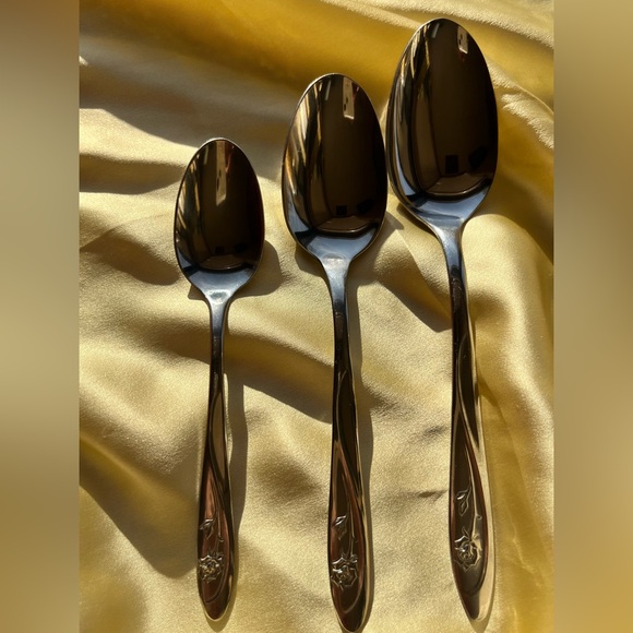 VINTAGE Dead Stock Americana Beauty Rose Flatware Set - New in Box - Picture 9 of 16